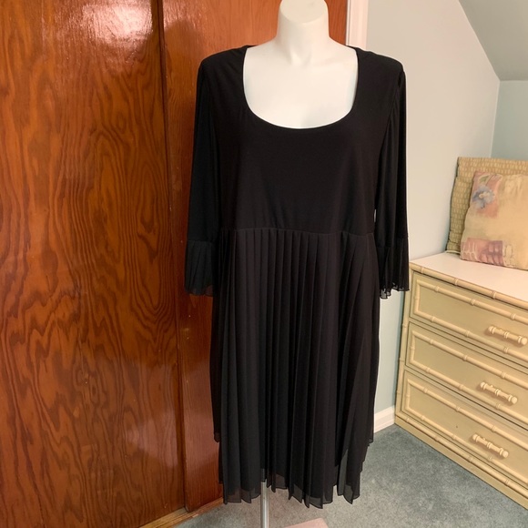 Wendye Chaitin Dresses & Skirts - Black Formal Accordion Pleated Accent Style Dress